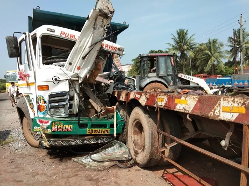  ଟ୍ରଲର୍‌ ପଛରେ ପିଟିହେଲା ହାଇଓ୍ଵା, ଡ୍ରାଇଭର୍‌ ମୃତ