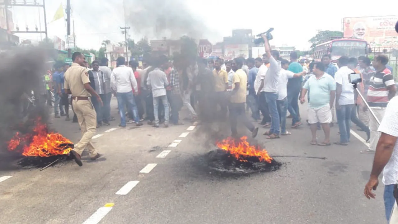  ବିକ୍ଷୋଭ ସଭାରେ ଫୁଟିଲା ଗୁଳି ଅଳ୍ପକେ ବର୍ତ୍ତିଲେ ନେତା, କର୍ମୀ