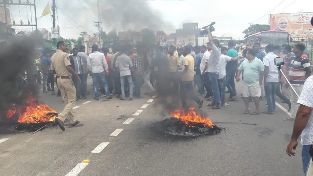  ପେଟ୍ରୋଲ ଓ ଡିଜେଲ ଦର ବୃଦ୍ଧିକୁ ବିରୋଧ କରି ବିଜେଡ଼ି ପକ୍ଷରୁ ବିକ୍ଷୋଭ ପ୍ରଦର୍ଶନ