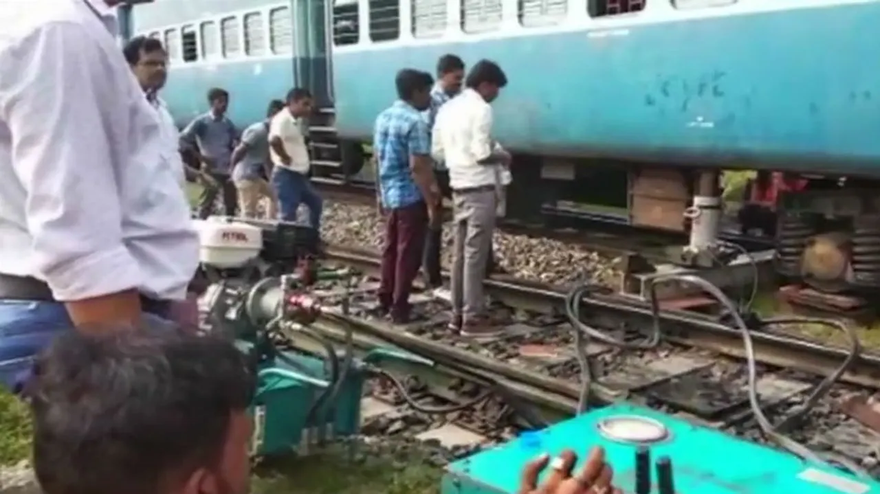  ଦରଭଙ୍ଗା-କୋଲ୍‌କାତା ଏକ୍ସ୍‍ପ୍ରେସ୍‌ର ୩ ବଗି ଲାଇନ୍‌ଚ୍ୟୁତ