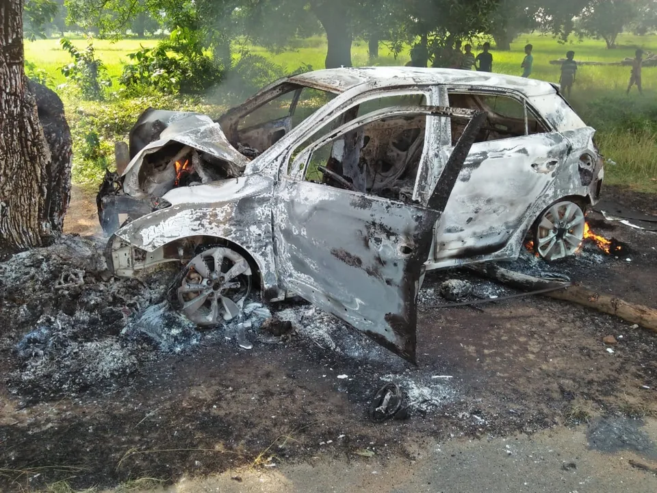  ଝାରସୁଗୁଡ଼ା: ଗଛରେ ପିଟି ହେବାରୁ ଜଳିଗଲା କାର, ୩ ଜଣଙ୍କୁ ହସ୍ପିଟାଲରେ ଭର୍ତ୍ତି