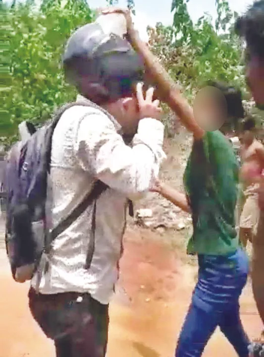  ଚପଲ ସେକା ଖାଇଲା, ଗୋଡ଼ ଧରି ଭୁଲ୍‌ ମାଗିଲା