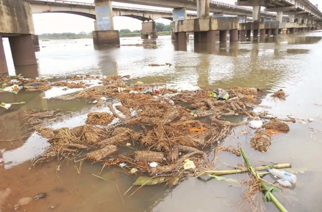  କାଟୁ କରୁନି କଟକଣା : ନଦୀକୁ ପ୍ରଦୂଷଣ ମୁକ୍ତ ରଖିବା ପାଇଁ ପାର୍ବଣ ଋତୁ ଆରମ୍ଭରୁ ଅସ୍ଥାୟୀ ପୋଖରୀ ଖୋଳାଯାଇଥିଲେ ମଧ୍ୟ ସେଥିରେ ବିସର୍ଜନ ନକରି ଶହଶହ ମୂର୍ତି ସିଧା ନଦୀ ଭିତରେ ବିସର୍ଜନ କରାଯାଉଛି।