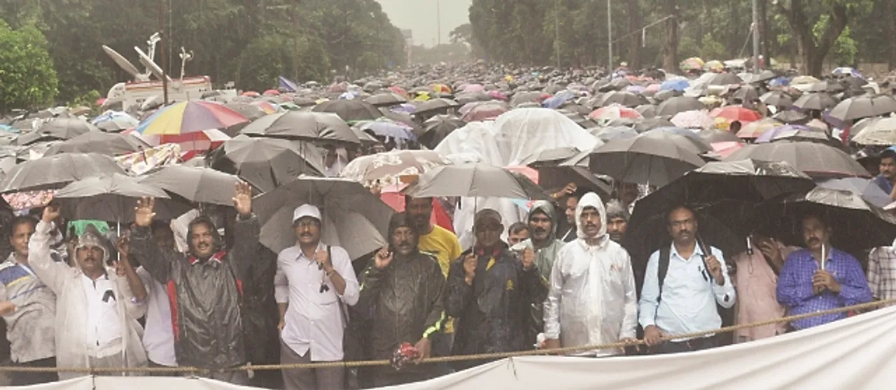  ଜୋର ଧରିଲା ଆନ୍ଦୋଳନ : ଗୁରୁ ଦିବସକୁ କଳା ଦିବସ ଭାବେ ପାଳିଲେ ଶିକ୍ଷକ