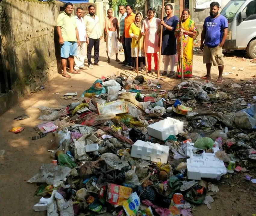  ରାସ୍ତାରେ ଅଳିଆ ପକାଇ ବିରୋଧ କରିବାପରେ ୨ଘଣ୍ଟାରେ ସଫା ହେଲା ୧୦ଦିନର ଅଳିଆ