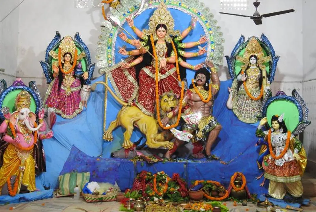  ପାର୍ଶ୍ୱ ଦେବୀ-ଦେବତାଙ୍କ ସହିତ ପୂଜା ପାଉଛନ୍ତି ମା’ ସିଂହବାହିନୀ।