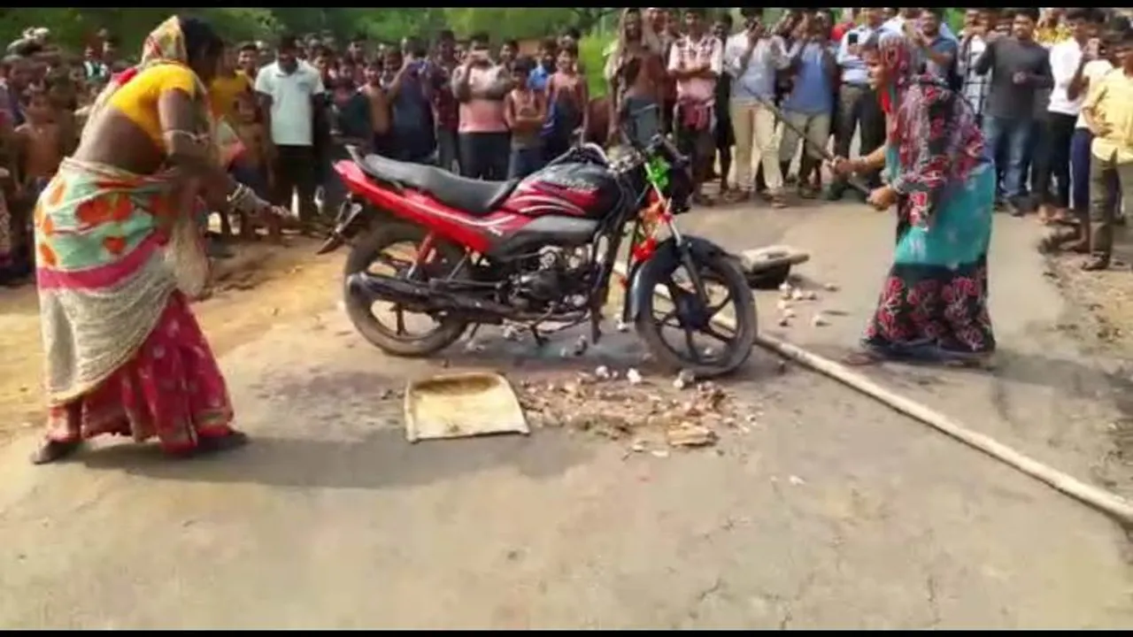  ଭଦ୍ରକ: ବେଆଇନ ମଦ ବିକ୍ରି ବିରୋଧରେ ମହିଳାଙ୍କ ରାସ୍ତା ଅବରୋଧ, ଭାଙ୍ଗିଦେଲେ ବାଇକ୍‌, ୨ ଅଭିଯୁକ୍ତ ଫେରାର