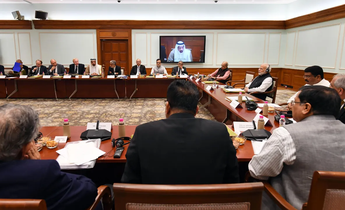  The Prime Minister, Shri Narendra Modi in a meeting with the CEOs and Experts from Oil and Gas sector, from India and abroad, in New Delhi on October 15, 2018. 