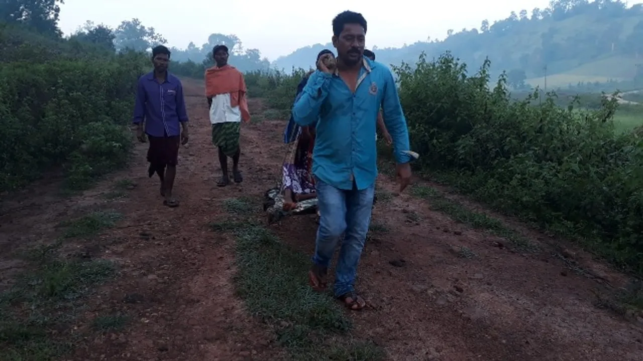  ଗାଁକୁ ରାସ୍ତା ନାହିଁ : ଭାରରେ ବୁହାହେଲେ ଗର୍ଭବତୀ