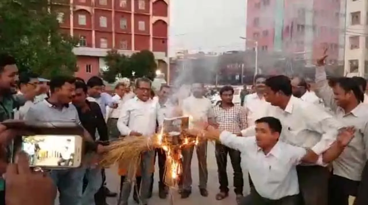  ମୁଖ୍ୟମନ୍ତ୍ରୀଙ୍କ କୁଶପୁତ୍ତଳିକା ଦାହ: ରାଜ୍ୟ ଆଇନଜୀବୀ ପରିଷଦ ଘେରାଉ ଆଜି