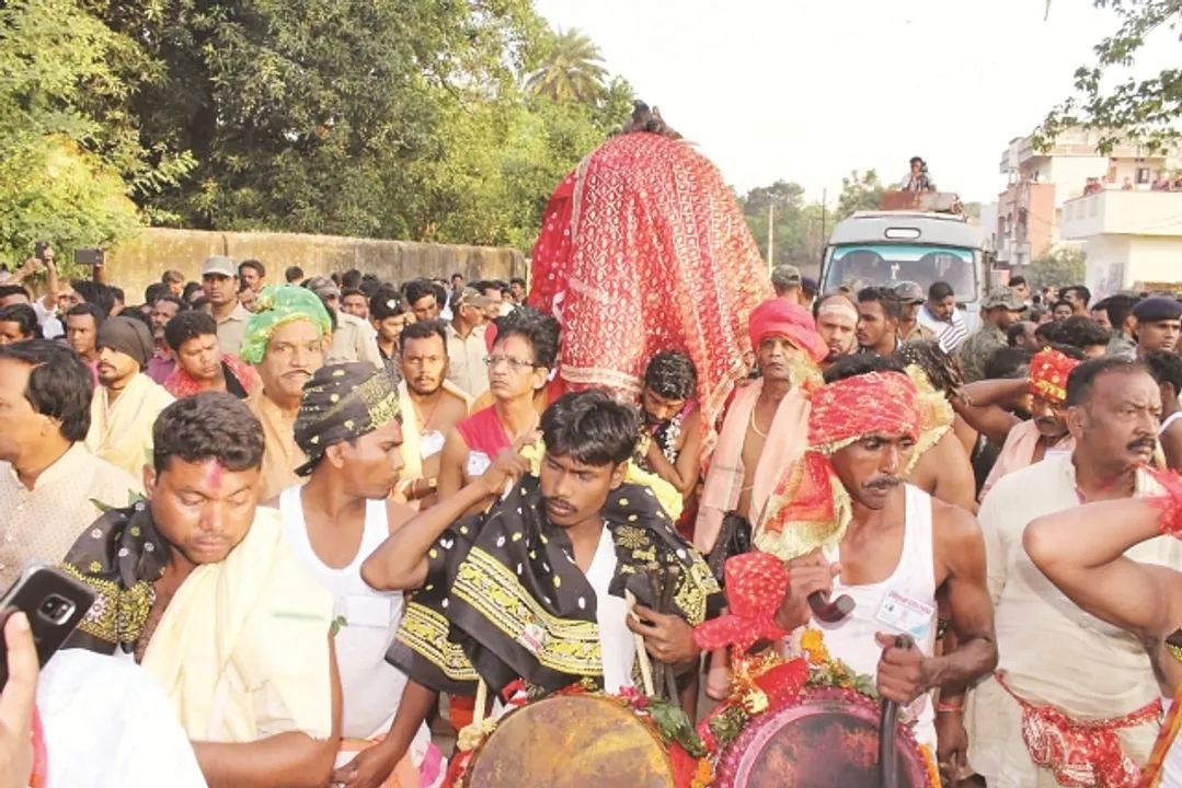  ମା’ମାଣିକେଶ୍ବରୀଙ୍କ ଛତର ଯାତ୍ରା ସମ୍ପନ୍ନ : ପଶୁବଳି ଯୋଗୁଁ ରକ୍ତରଞ୍ଜିତ ହେଲା ରାଜପଥ
