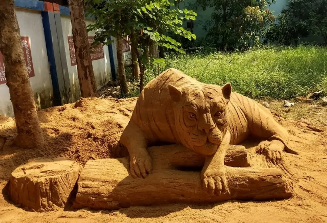  ବାଲୁକା କଳାରେ ମଣିଷଖିଆ ବାଘୁଣୀ ‘ସୁନ୍ଦରୀ’ : କଳାହାଣ୍ତି ଜିଲ୍ଲା କର୍ଲାମୁଣ୍ତା ବ୍ଲକ୍‌ ଗଜବାହାଲ ପଞ୍ଚାୟତ ଡଙ୍ଗରମୁଣ୍ତା ଗାଁର ଯୁବ ବାଲୁକାଶିଳ୍ପୀ ଓମ୍‌ପ୍ରକାଶ ସାହୁ ବାଲିରେ ବାଘୁଣୀର ପ୍ରତିକୃତି ତିଆରି କରି ଏହାରି ମାଧ୍ୟମରେ ସ୍ଥାନାନ୍ତର ଦାବି କରିଛନ୍ତି।