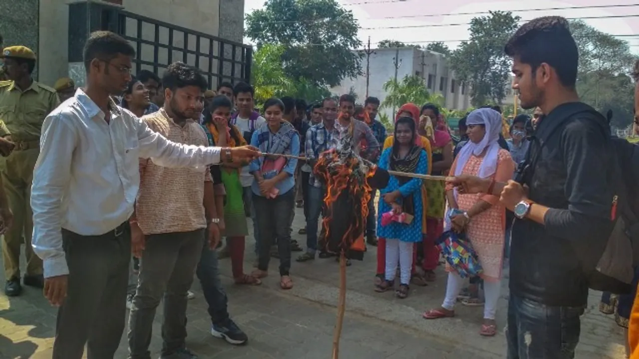  ଜ୍ୟୋତିବିହାରରେ ସାଇନ୍‌-ଏ-ଡାଏ : ସକାଳ ସୁଦ୍ଧା ହଷ୍ଟେଲ ଛାଡ଼ିବାକୁ ନିର୍ଦ୍ଦେଶ