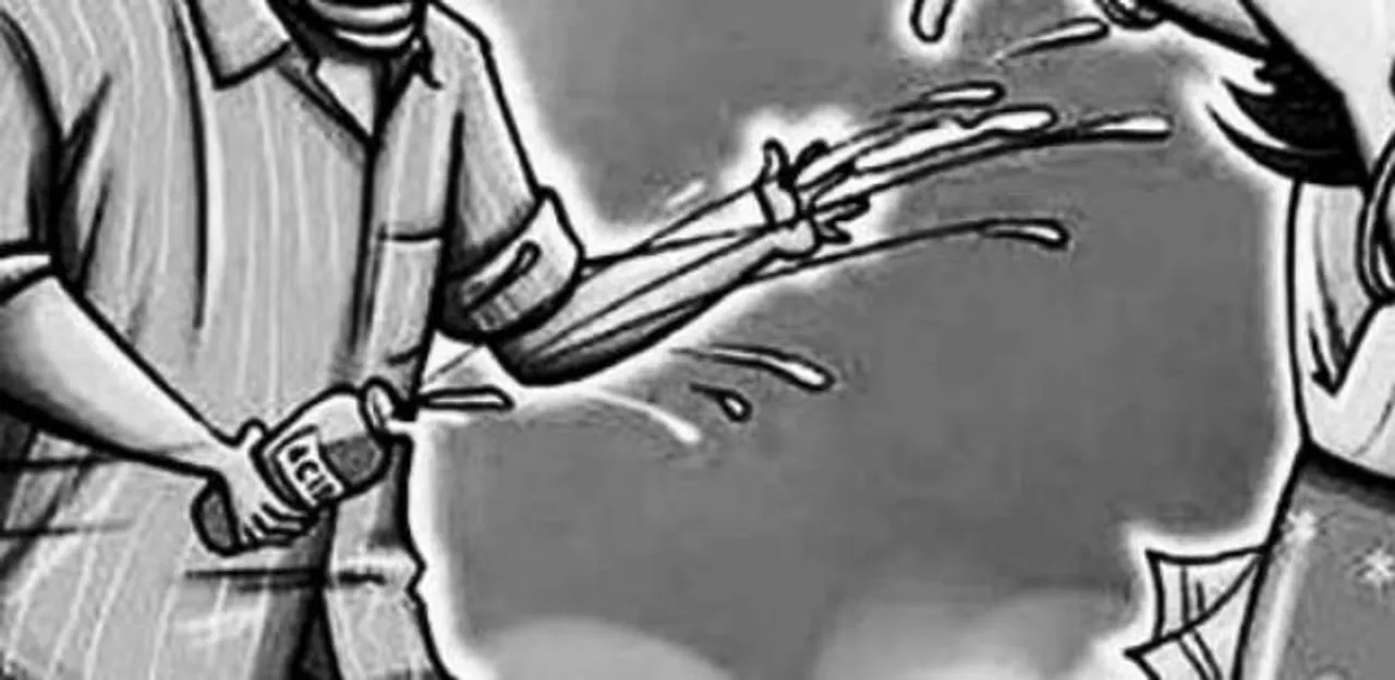  କେନ୍ଦ୍ରାପଡ଼ା: ଶୋଇଥିବା ବେଳେ ଏସିଡମାଡ଼,  ସ୍ୱାମୀ, ସ୍ତ୍ରୀ, ୨ ବର୍ଷର  ଶିଶୁ କନ୍ୟା ଗୁରୁତର