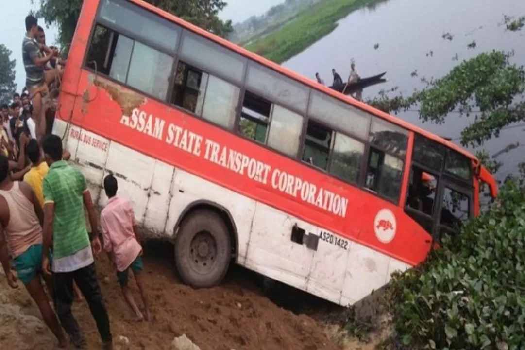  ପୋଖରୀ ଭିତରକୁ ଖସିଲା ଯାତ୍ରୀ ବସ, ୭ ମୃତ, ୨୦ ଗୁରୁତର