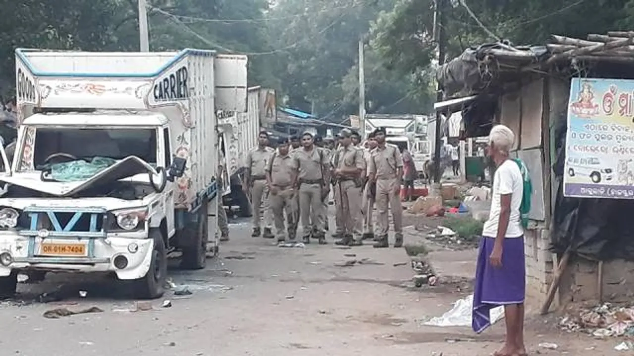  ବେଆଇନ୍‌ ଗୋ ଚାଲାଣକୁ ନେଇ ଉତ୍ତେଜନା : ୭ ପିକ୍‌ଅପ୍‌ ଭ୍ୟାନ ଭଙ୍ଗାରୁଜା, ଗୋଟିଏ ପୋଡ଼ିଲେ, ରାସ୍ତା ଅବରୋଧ, ୨ ପ୍ଲାଟୁନ ଫୋର୍ସ ମୁତୟନ