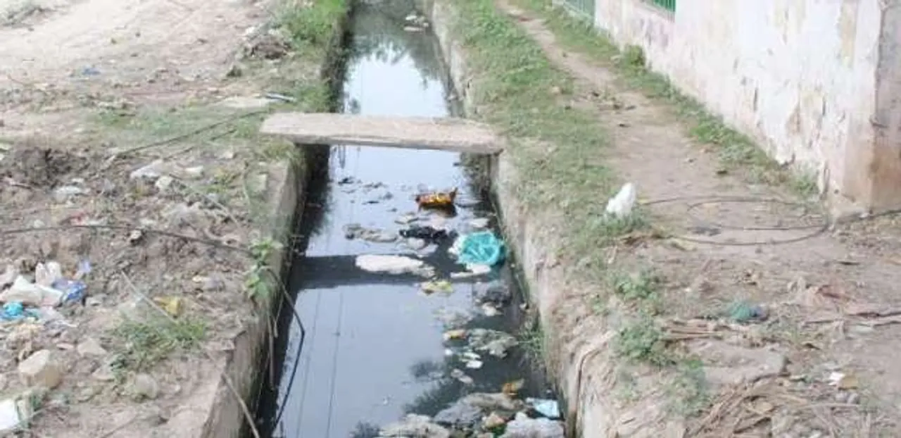  ମୁକୁଳା ଡ୍ରେନ୍‌ରେ ଗଳି ପଡ଼ିଲେ ବାଇକ୍‌ ଆରୋହୀ