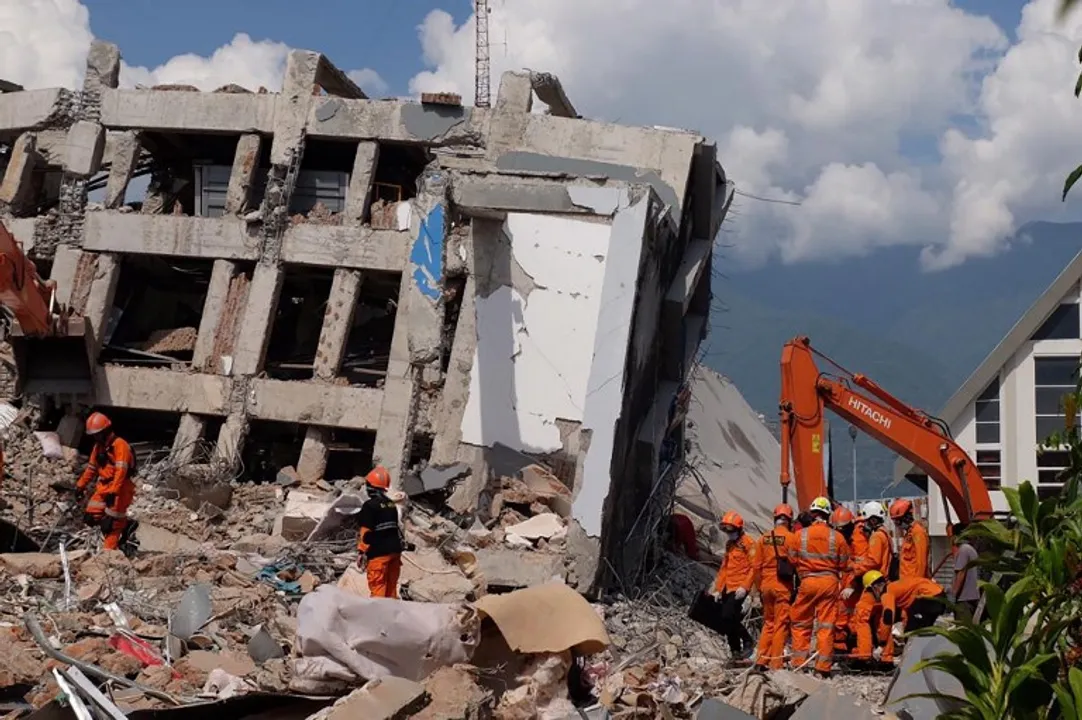  Members of an Indonesian rescue team search for victims from collapsed buildings in Palu in Central Sulawesi on October 2, 2018, after an earthquake and tsunami hit the area on September 28.
The Indonesian government on October 2 said the death toll from a devastating quake-tsunami on the island of Sulawesi had risen to 1,234 people, up from the previous count of 844. / AFP PHOTO / YUSUF WAHIL 