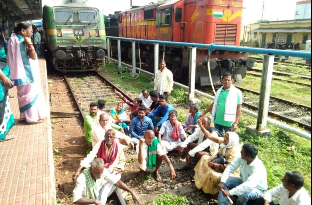  ନବ ନିର୍ମାଣ କୃଷକ ସଙ୍ଗଠନର ୩୪୦ କର୍ମକର୍ତ୍ତା କେନ୍ଦୁଝରରେ ଅଟକ, ପ୍ରତିବାଦରେ କଟକ ଓ ଖୋର୍ଦ୍ଧା ରୋଡ୍‌ରେ ରେଳରୋକ