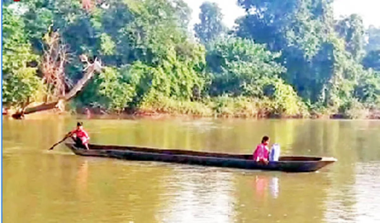  ଦୁର୍ଗମ ଅଞ୍ଚଳର ବିକଳ ଚିତ୍ର:ଡଙ୍ଗାରେ ଅସୁସ୍ଥ ମା’କୁ ନେଲା ନାବାଳକ
