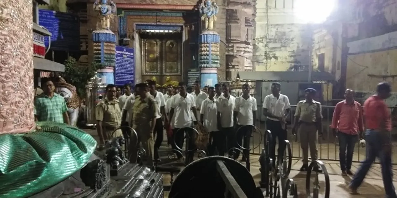  ଧାଡ଼ି ଦର୍ଶନକୁ ସ୍ଥାନୀୟ ଲୋକଙ୍କ ଜୋରଦାର ବିରୋଧ : ସିଂହଦ୍ୱାର ସାମ୍‌ନାରେ ଧାରଣା