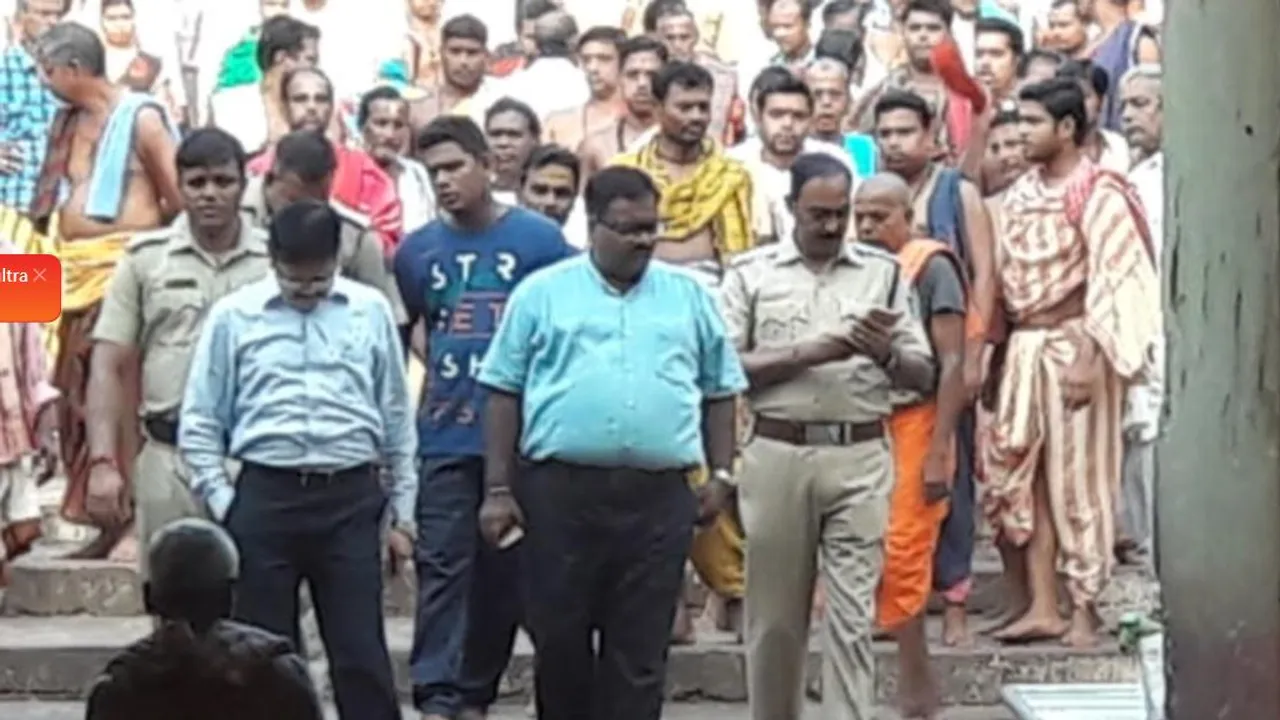  ପୁରୀ: ଧାଡି ଦର୍ଶନ ବ୍ୟବସ୍ଥାକୁ ବିରୋଧ କରି ବ୍ୟାରିକେଡ ଭାଙ୍ଗିଦେଲେ