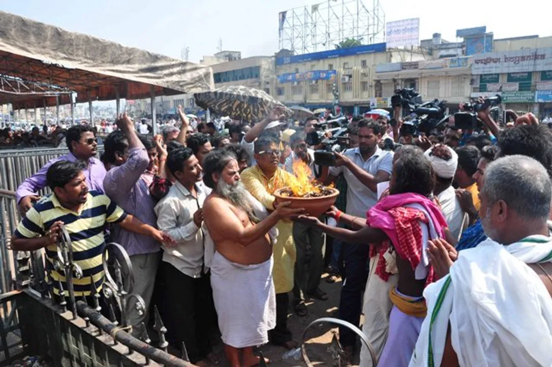  ଶାନ୍ତି ପାଇଁ ସିଂହ ଦ୍ୱାରରେ ସମୂହ ଦୀପଦାନ