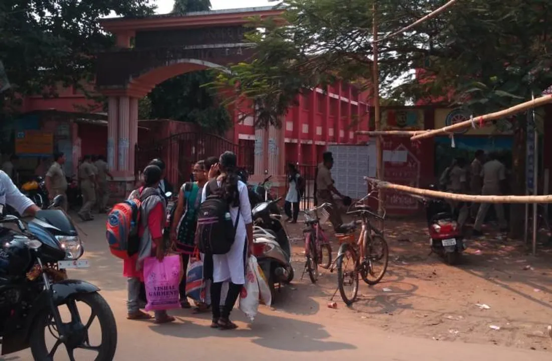  ଏସ୍‌ସିଏସ୍‌ କଲେଜ ପରିସର ଅଶାନ୍ତ ଦେଖାଯିବା ପରେ ଛାତ୍ରୀମାନେ ଛାଡୁଛନ୍ତି ହଷ୍ଟେଲ। (ଫଟୋ: କାହ୍ନା, ପୁରୀ)
