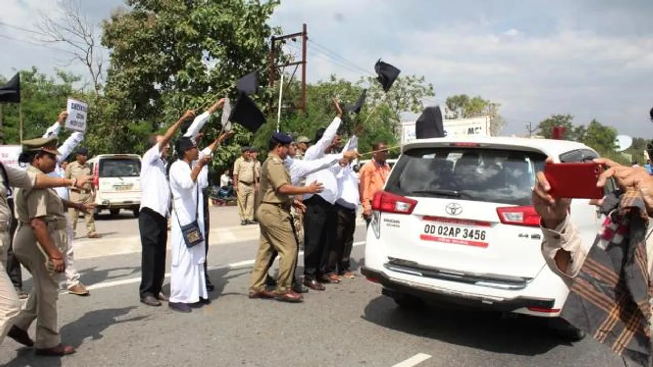  ସମ୍ବଲପୁର: ମନ୍ତ୍ରୀ ସୂର୍ଯ୍ୟ ପାତ୍ରଙ୍କୁ ଆଇନଜୀବୀଙ୍କ କଳାପତାକା ପ୍ରଦର୍ଶନ