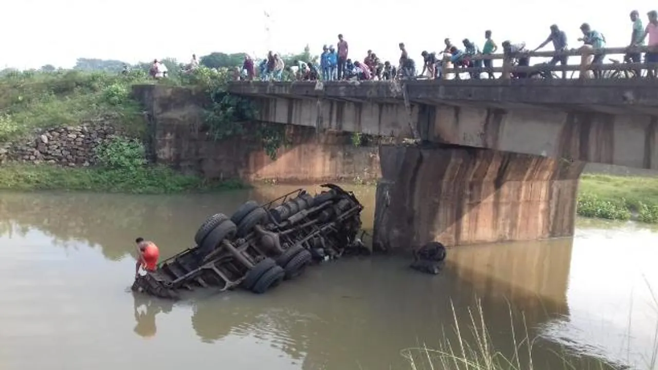  ଯାଜପୁର: କୁଣ୍ଡିନାଳରେ ୧୦ ଚକିଆ ଟ୍ରକ୍‌ ପଡ଼ି ଡ୍ରାଇଭର ଆହତ