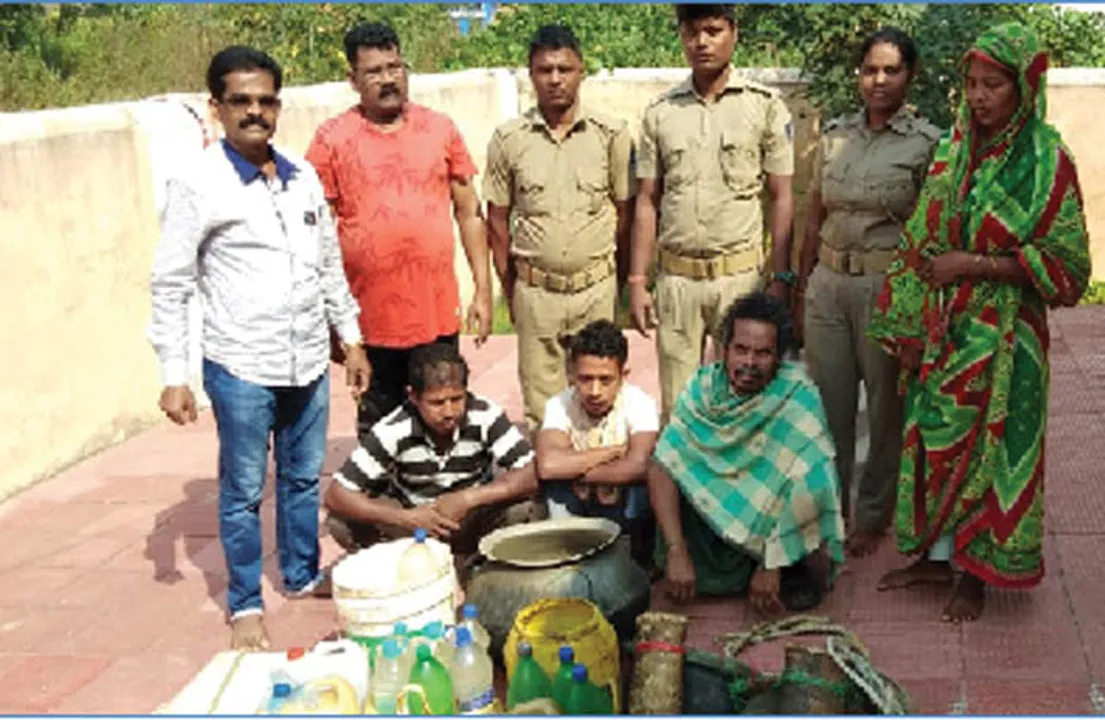  ଦଶପଲ୍ଲା: ୨୨ ଲିଟର ମଦ ଜବତ,୪ ଗିରଫ