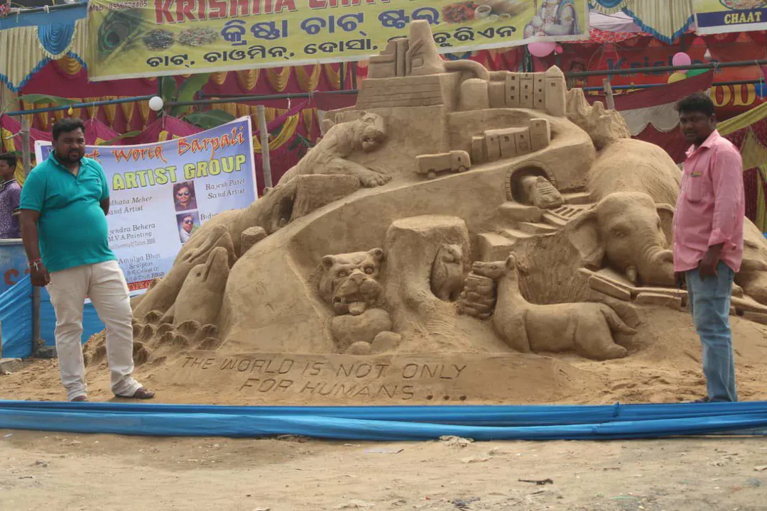  ବରଗଡ଼: ବରପାଲିରେ କାଳିପୂଜା ଅବସରରେ ବାଲୁକା କଳା ପ୍ରଦର୍ଶନ (ବାଲୁକା ଶିଳ୍ପୀ ମାନ୍‌ଧାତା ମେହେର)