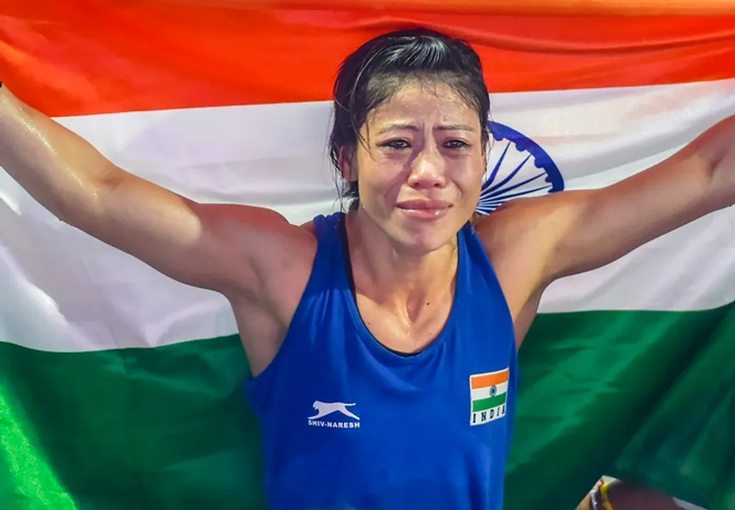  New Delhi: Indian boxer Mary Kom (in Blue)  gets emotional as she celebrates after winning the final match of women's light flyweight 45-48 kg against Ukraine's Hanna Okhota at AIBA Women's World Boxing Championships, in New Delhi, Saturday, Nov. 24, 2018. (PTI Photo/Ravi Choudhary) (PTI11_24_2018_000052B) 