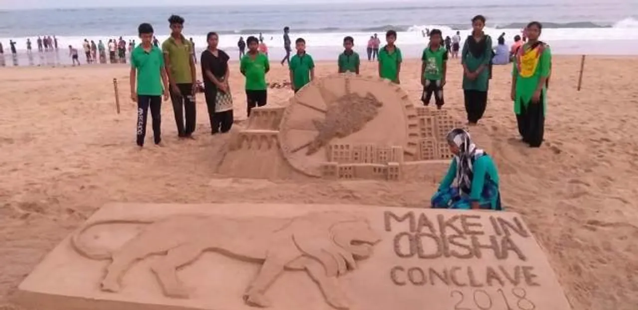  ରବିବାର ପୂର୍ବାହ୍ନରେ କୋଣାର୍କ ସୂର୍ଯ୍ୟମନ୍ଦିର ସାମ୍ନାରୁ ଆରମ୍ଭ ହେବାକୁ ଥିବା ମେକ୍‌ ଇନ୍‌ ଓଡ଼ିଶା କନ୍‌କ୍ଲେଭ୍‌ର ମିନି ମାରାଥନ୍‌ ପାଇଁ ଚନ୍ଦ୍ରଭାଗା ବେଳାଭୂମିରେ ବାଲୁକା କଳା ମାଧ୍ୟମରେ ଶୁଭେଚ୍ଛା ବାର୍ତ୍ତା