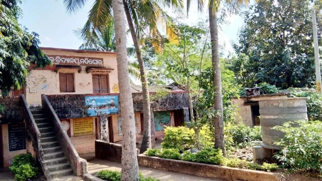  ବିପଦସଂକୁଳ ଅବସ୍ଥାରେ ଓଡଗାଁ ବ୍ଲକ୍‌ ଅନ୍ତର୍ଗତ ନନ୍ଦିଘୋର ଗ୍ରାମ ଲଡୁକେଶ୍ୱର ପ୍ରାଥମିକ ବିଦ୍ୟାଳୟ