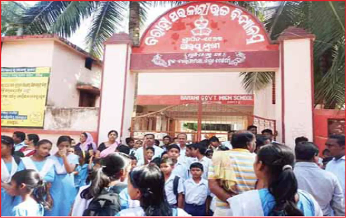  ସ୍କୁଲରେ ତାଲା, ବାହାରେ ଠିଆହେଲେ ଛାତ୍ରଛାତ୍ରୀ