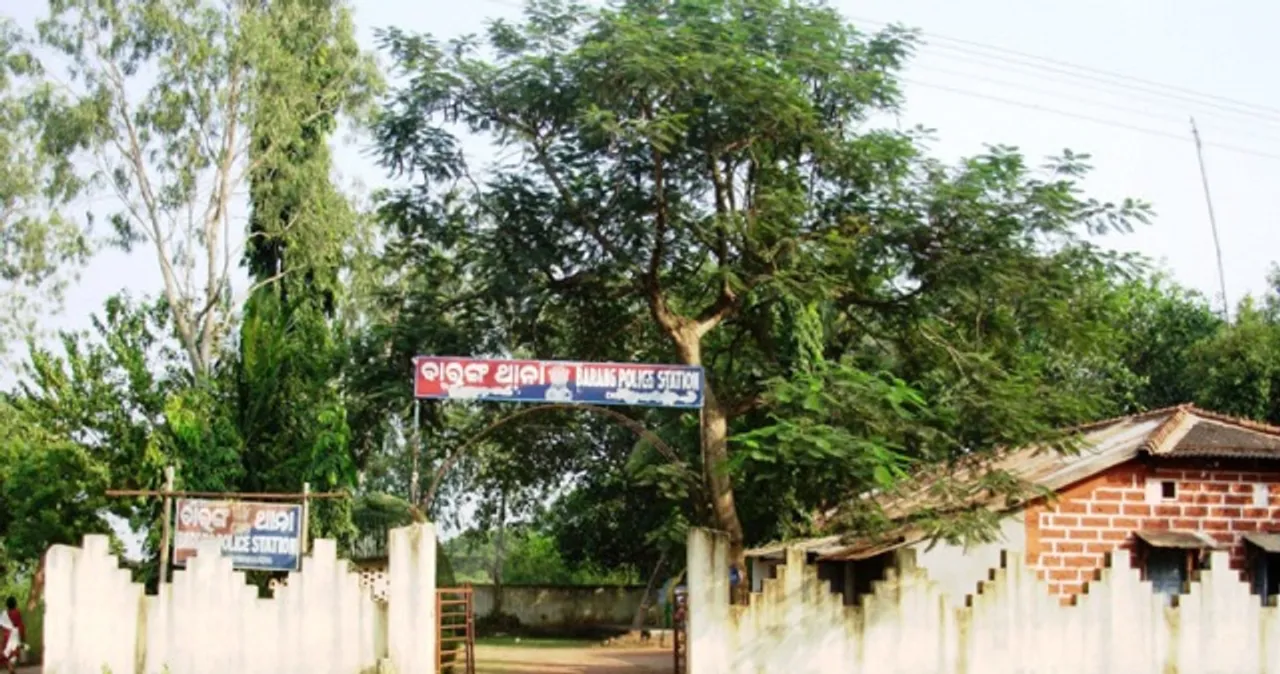  ପୁଲିସକୁ ଛେଚିଲେ ମଦ ବେପାରୀ