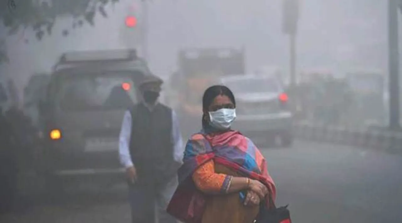  New Delhi: A woman wears an anti-pollution mask as smog covers the capital's skyline on Wednesday. Yesterday the air quality hit severe levels in New Delhi. PTI Photo by Shahbaz Khan(PTI11_8_2017_000013A) 