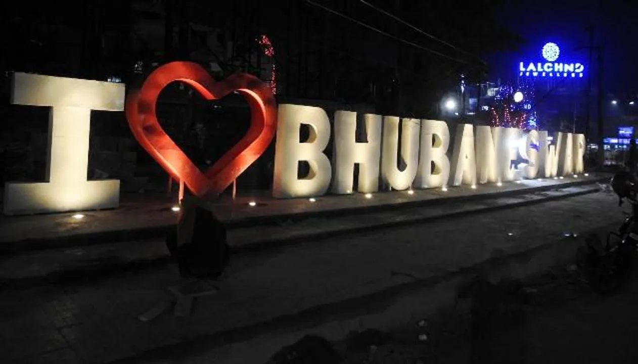  ଭୁବନେଶ୍ବରକୁ ପ୍ରେମ ଡୋରିରେ ବାନ୍ଧି ରଖୁଛି ଷ୍ଟେସନ୍‌ ନିକଟରେ ଥିବା କଳାର ଅକ୍ଷର ‘ଆଇ ଲଭ୍‌ ଭୁବନେଶ୍ବର’। (ଫଟୋ-ବିଭୂତି)