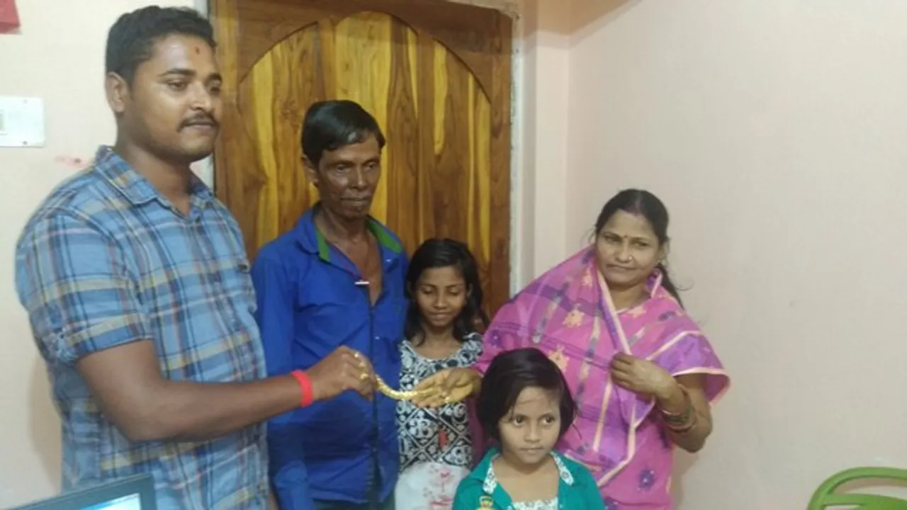  ଅଟୋଚାଳକଙ୍କ ପତ୍ନୀଙ୍କ ମଣିଷପଣିଆ : ଲକ୍ଷେ ୩୦ ହଜାର ଟଙ୍କାର ସୁନା ବ୍ରେସ୍‌ଲେଟ୍‌ ଫେରାଇଲେ