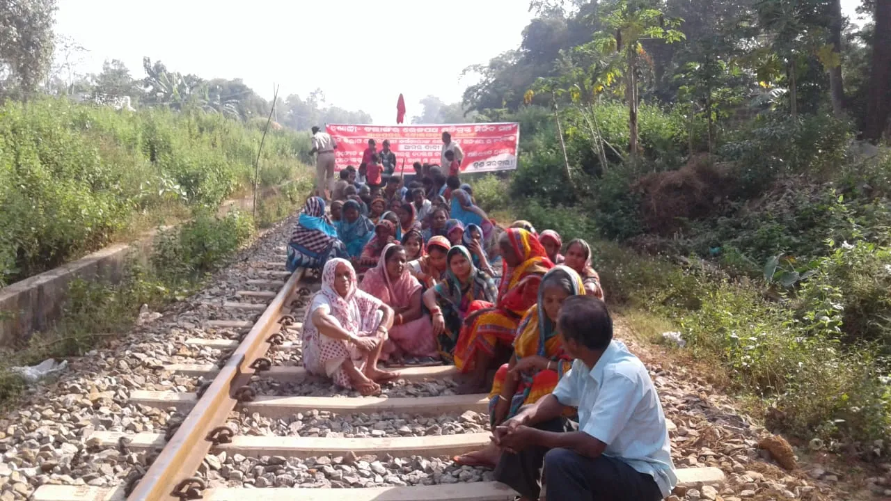  ଖୋର୍ଦ୍ଧା-ବଲାଙ୍ଗୀର ରେଳପଥ କ୍ଷତିଗ୍ରସ୍ତ ମିଳିତ ମଞ୍ଚ ତରଫରୁ ରେଳରୋକୋ