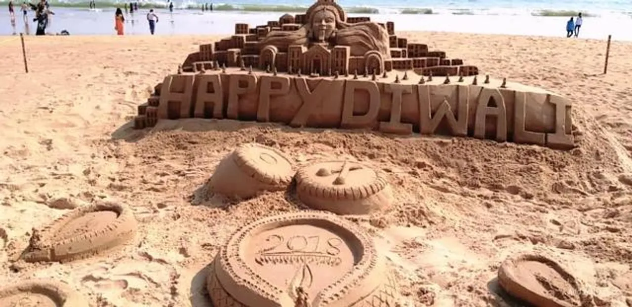  ଚନ୍ଦ୍ରଭାଗା ବେଳାଭୂମିରେ ଶିଳ୍ପୀଙ୍କ ବାଲୁକା କଳାରେ ଦୀପାବଳି ଅଭିନନ୍ଦନ