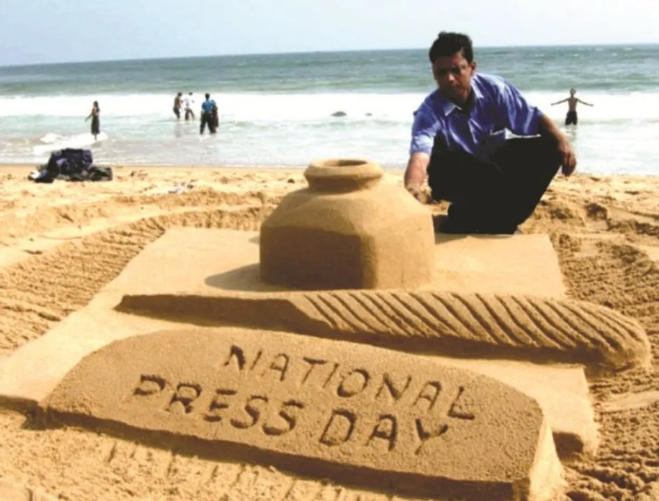  ଜାତୀୟ ପ୍ରେସ୍‌ ଦିବସ ଅବସରରେ ପୁରୀ ବେଳାଭୂମିରେ ବାଲୁକା କଳା