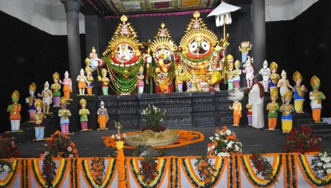  ୧୧୩ ବର୍ଷ ପରେ: ଶ୍ରୀମନ୍ଦିର ନୁହେଁ, ଭୁବନେଶ୍ବର ନାଲ୍‌କୋ ନଗରରେ ନୀଳାଦ୍ରି ଆଧ୍ୟାତ୍ମିକ ଟ୍ରଷ୍ଟ ପକ୍ଷରୁ ମହାପ୍ରଭୁଙ୍କ ରଘୁନାଥ ବେଶ । (ଫଟୋ-ବିଭୂତି)