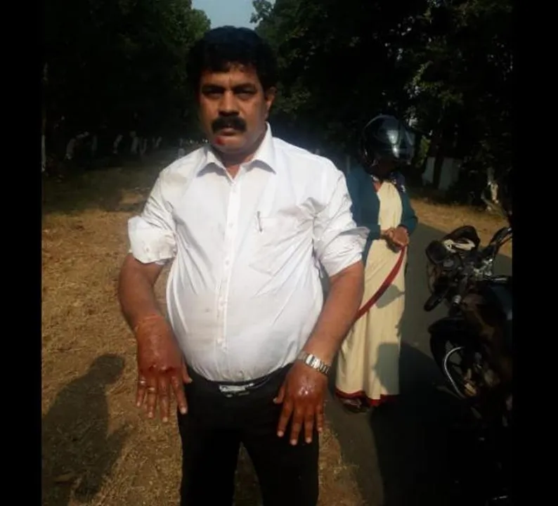  ସମ୍ବଲପୁର: ଜଙ୍ଗଲ ରାସ୍ତାରେ ବନ୍ଧୁକ ମୁନରେ ଶିକ୍ଷକଙ୍କ ଠାରୁ ୧୫ହଜାର ଲୁଟ