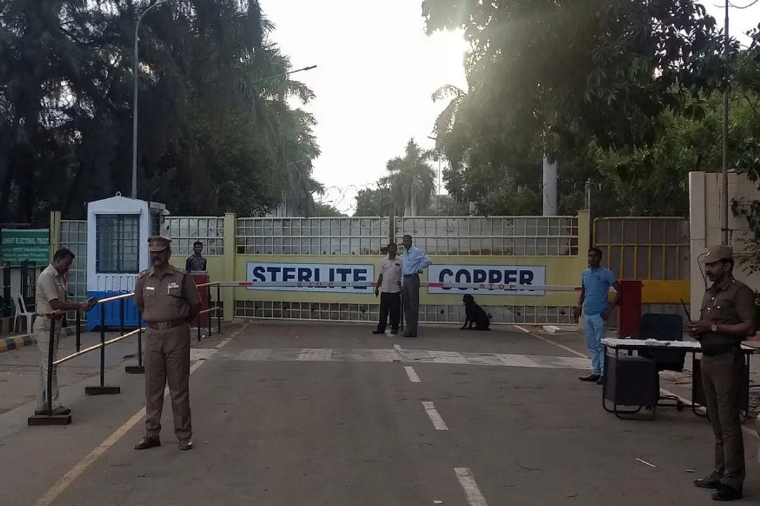  Police stand gurad outside a copper smelter controlled by London-listed Vedanta Resources in Thoothukudi in Tamil Nadu, India, May 28, 2018. REUTERS/Sudarshan Varadhan/Files 