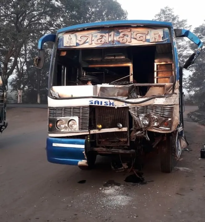  ପୁଣି ତୀର୍ଥଯାତ୍ରୀ ବସ୍ ଧକ୍କା:ଅଧ ରାତିରେ ଟ୍ରକ୍ ସହ ପିଟିହେଲା, ୩୦ଯାତ୍ରୀ ଆହତ
