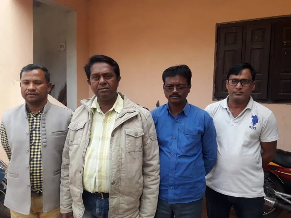  ରାସ୍ତାରେ କାଠଗଣ୍ଡି ପକାଇ ଲୁଟ୍