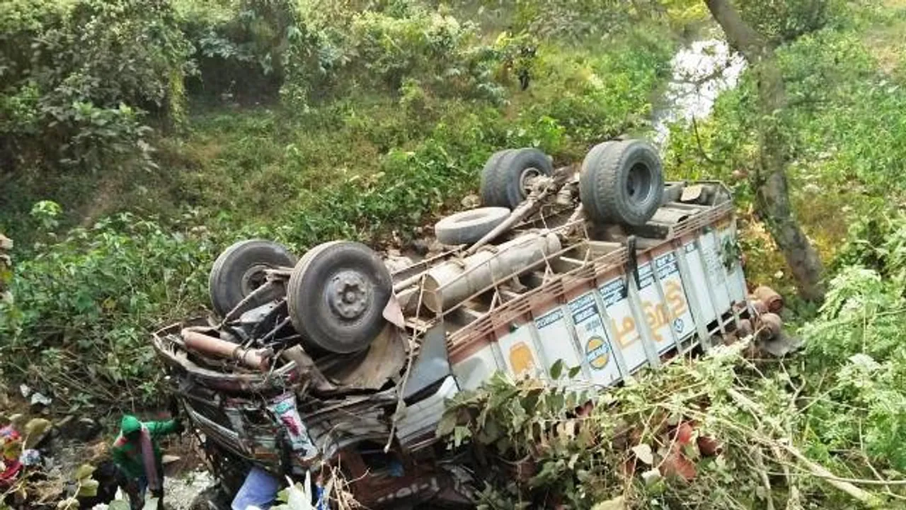  ବାରିପଦା: ୩୦ ଫୁଟ୍‌ ତଳକୁ ଖସିପଡ଼ିଲା ଗ୍ୟାସ ଟାଙ୍କିି ବୋଝେଇ ଟ୍ରକ