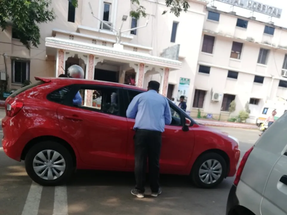  କ୍ୟାପିଟାଲ୍‌ ହସ୍ପିଟାଲ୍‌ର ଜଣେ ଡାକ୍ତରଙ୍କୁ ୩ ଜଣ ଏମ୍‌ଆର୍‌ ଘେରି ଆଲୋଚନା କରୁଛନ୍ତି 